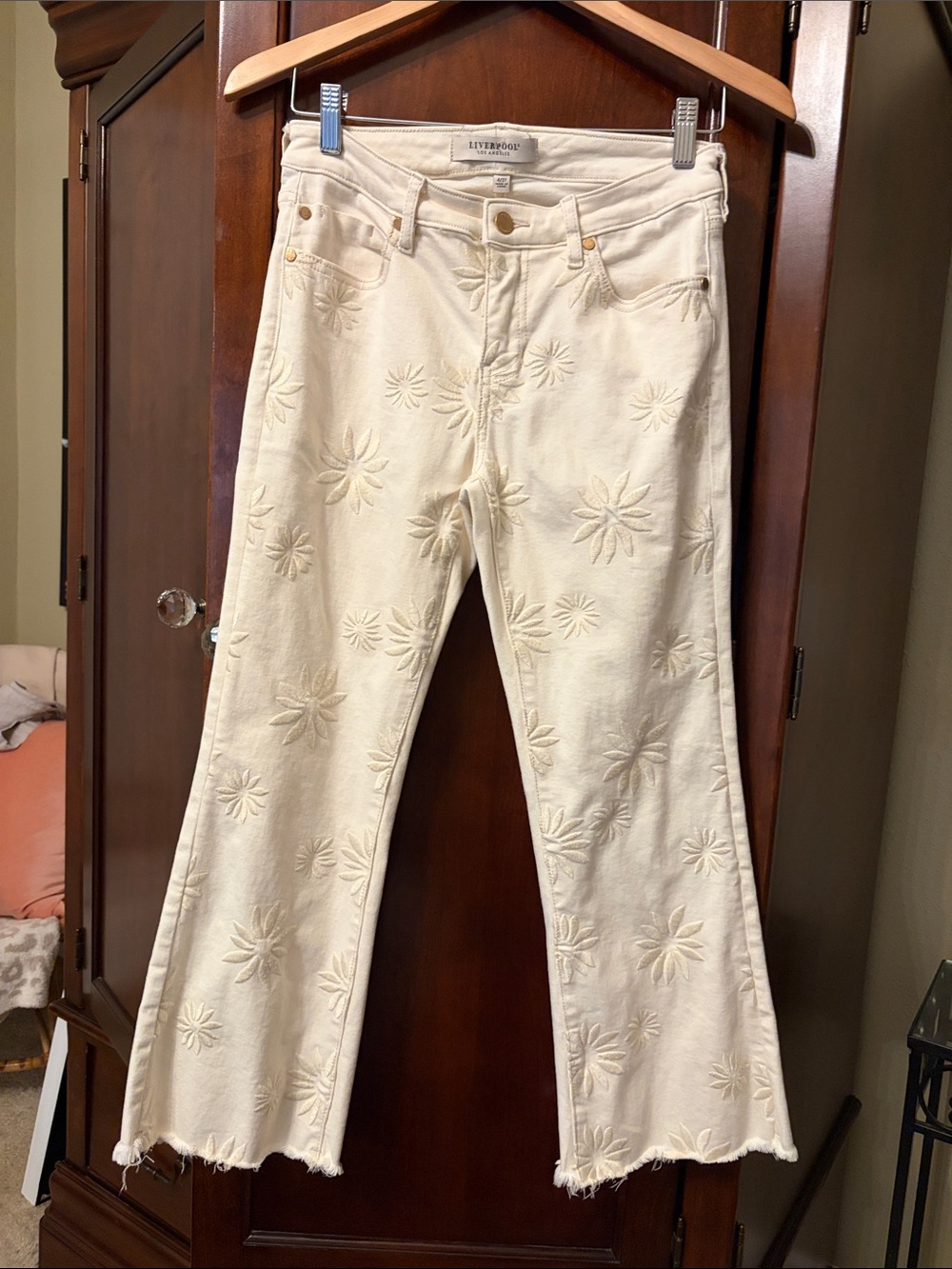 Liverpool Hannah Crop Flare Embroidered Floral Ivory Jeans Size 4